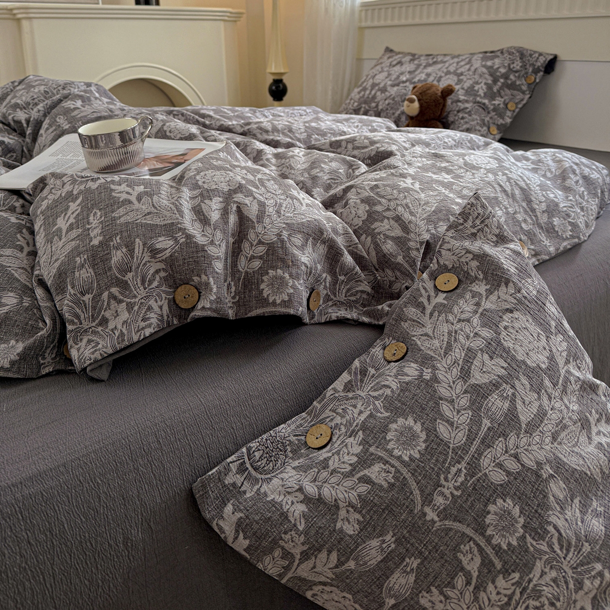 91家纺网 家纺一手货源 找家纺 水墨江南 2025新款原麻复古印花纽扣款四件套 锦簇-灰