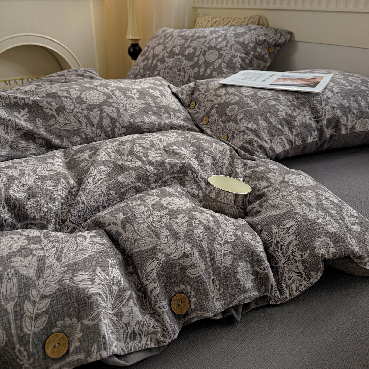 91家纺网 家纺一手货源 找家纺 水墨江南 2025新款原麻复古印花纽扣款四件套 锦簇-灰