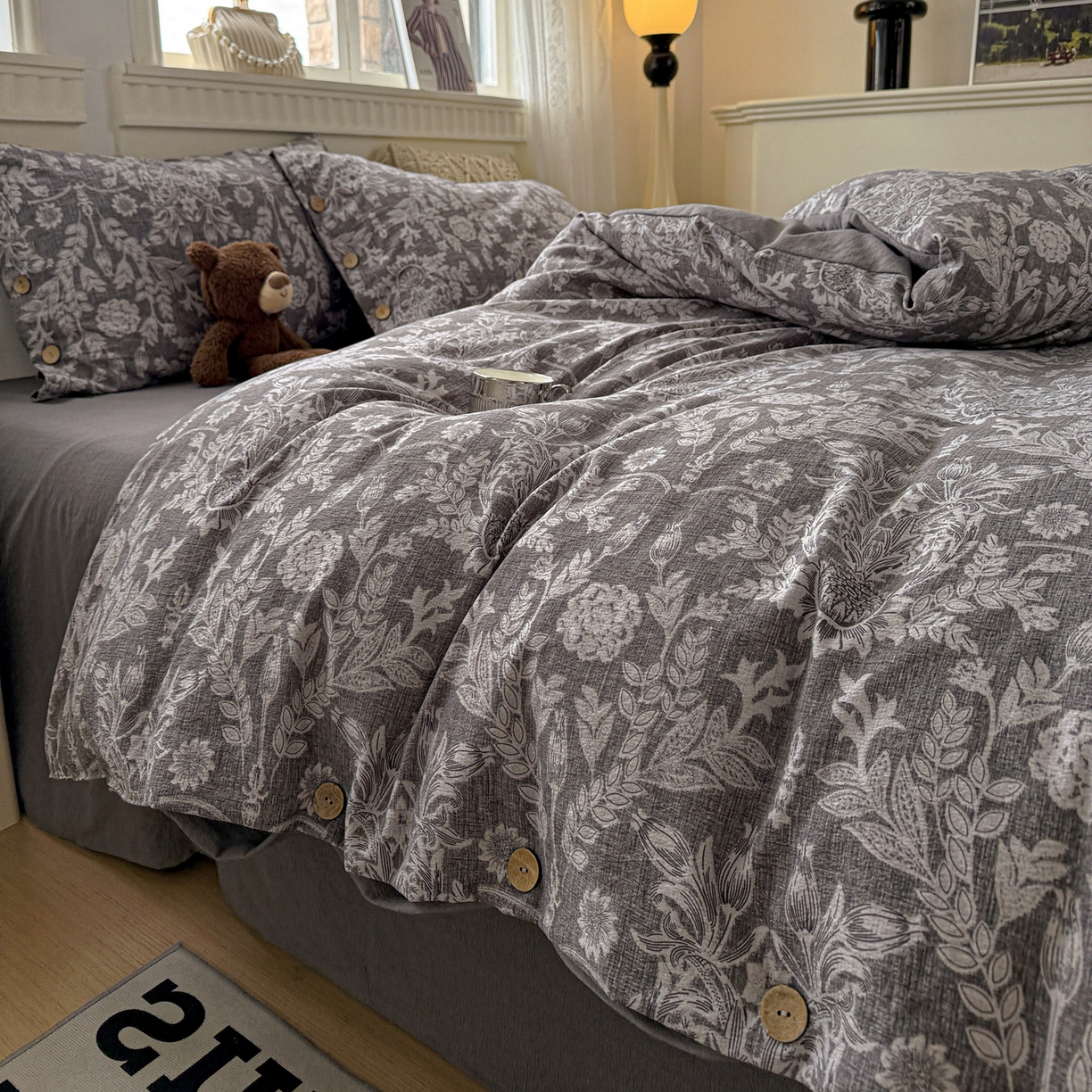 91家纺网 家纺一手货源 找家纺 水墨江南 2025新款原麻复古印花纽扣款四件套 锦簇-灰