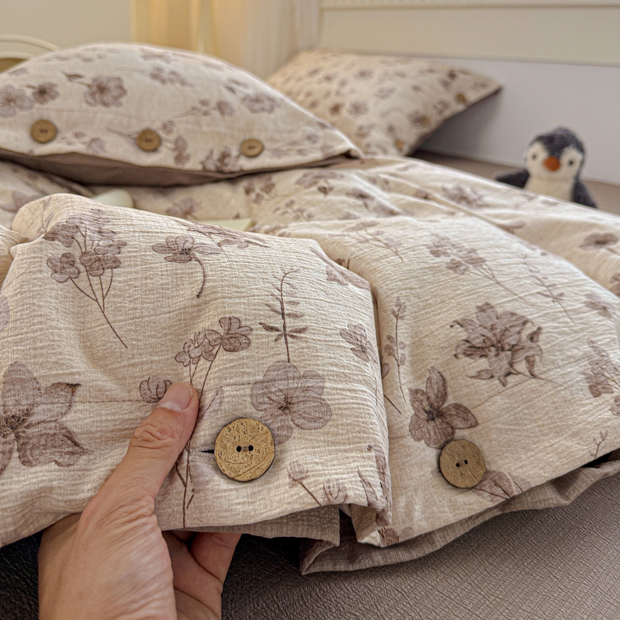 91家纺网 家纺一手货源 找家纺 水墨江南 2025新款原麻复古印花纽扣款四件套 花影