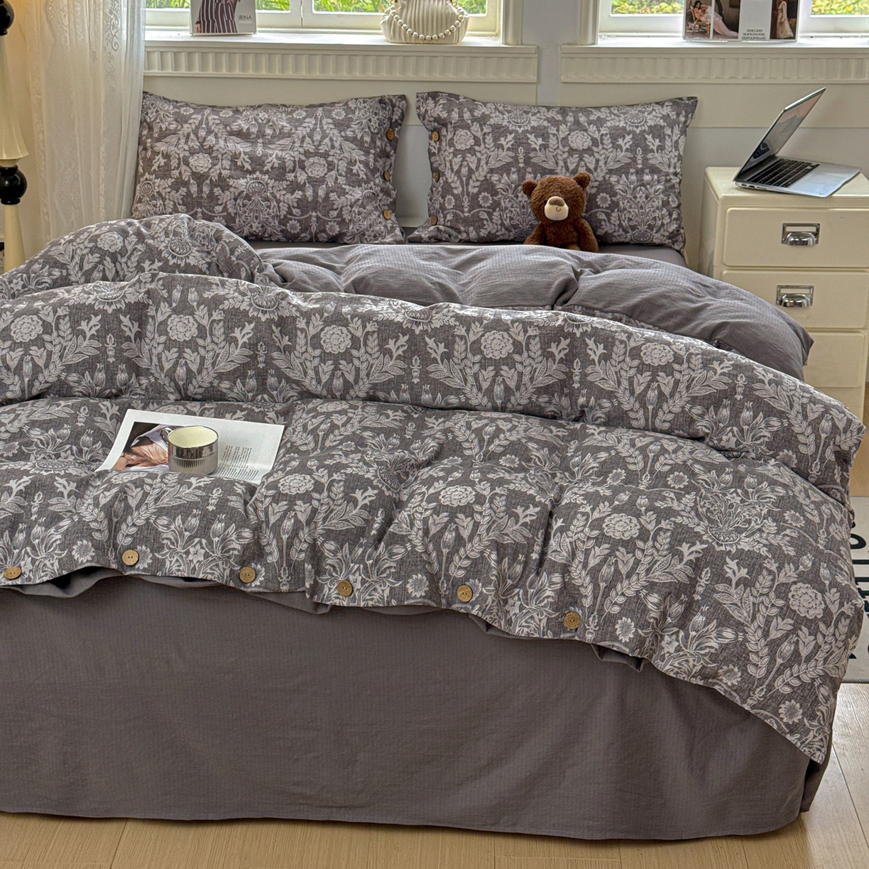 91家纺网 家纺一手货源 找家纺 水墨江南 2025新款原麻复古印花纽扣款四件套 锦簇-灰