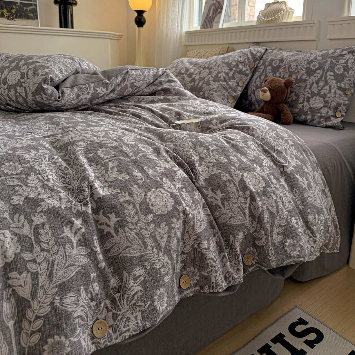 91家纺网 家纺一手货源 找家纺 水墨江南 2025新款原麻复古印花纽扣款四件套 锦簇-灰