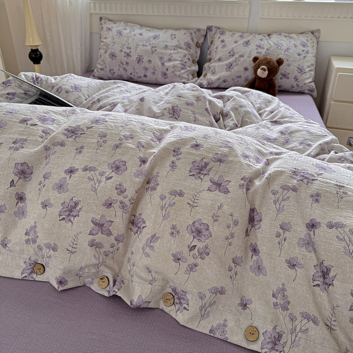 91家纺网 家纺一手货源 找家纺 水墨江南 2025新款原麻复古印花纽扣款四件套 紫藤