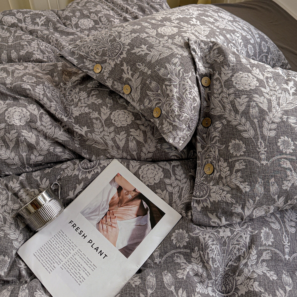 91家纺网 家纺一手货源 找家纺 水墨江南 2025新款原麻复古印花纽扣款四件套 锦簇-灰