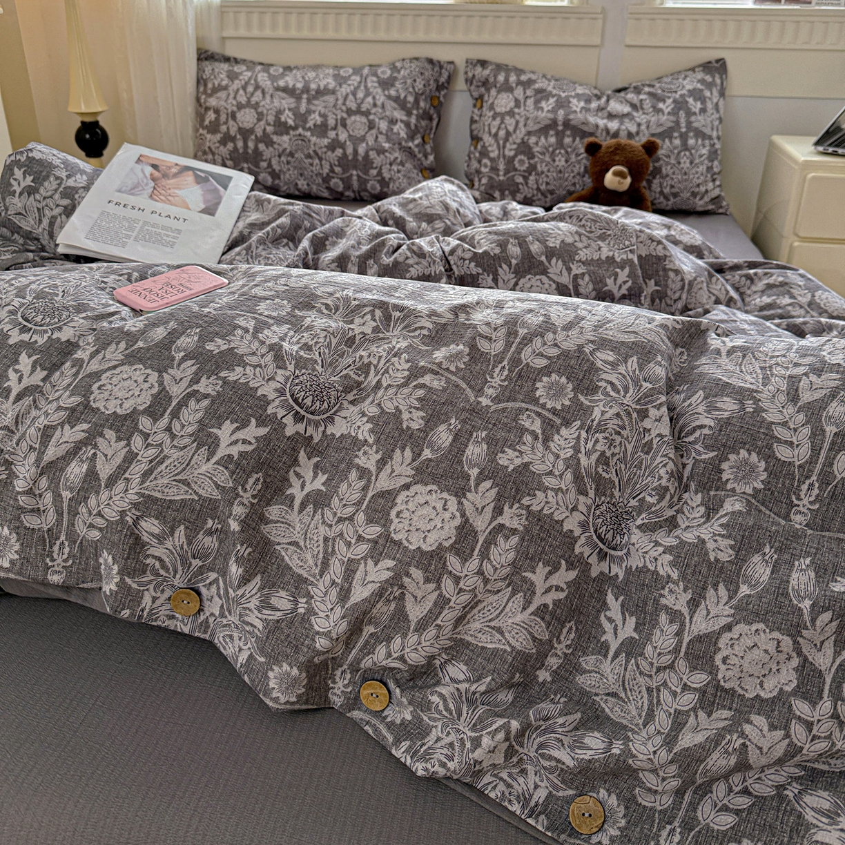 91家纺网 家纺一手货源 找家纺 水墨江南 2025新款原麻复古印花纽扣款四件套 锦簇-灰