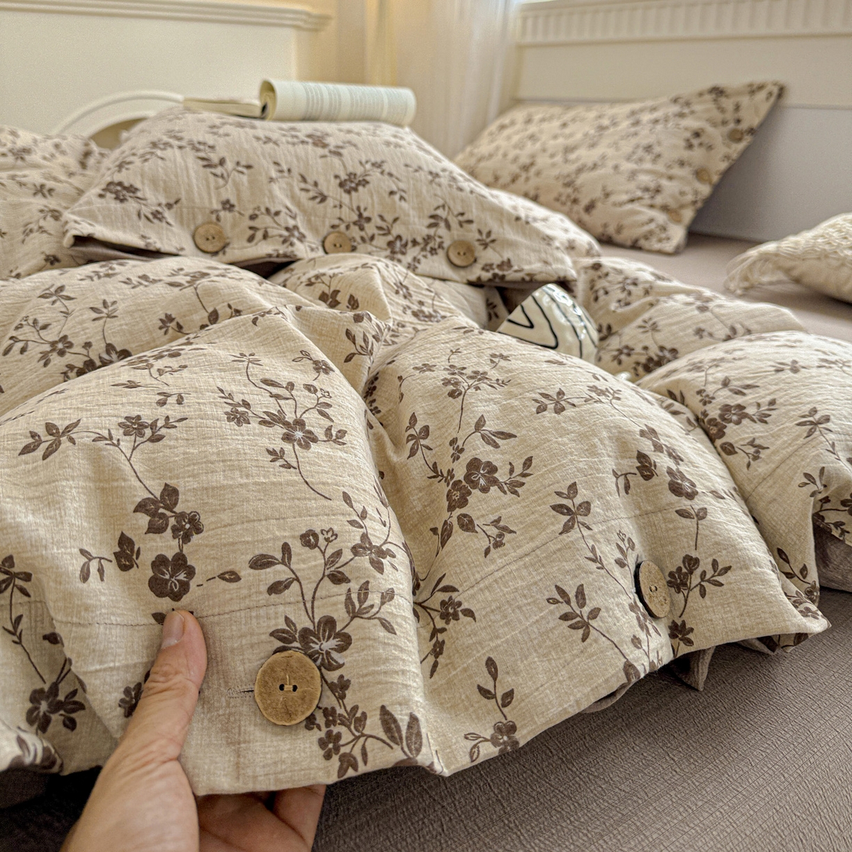 91家纺网 家纺一手货源 找家纺 水墨江南 2025新款原麻复古印花纽扣款四件套 暗香