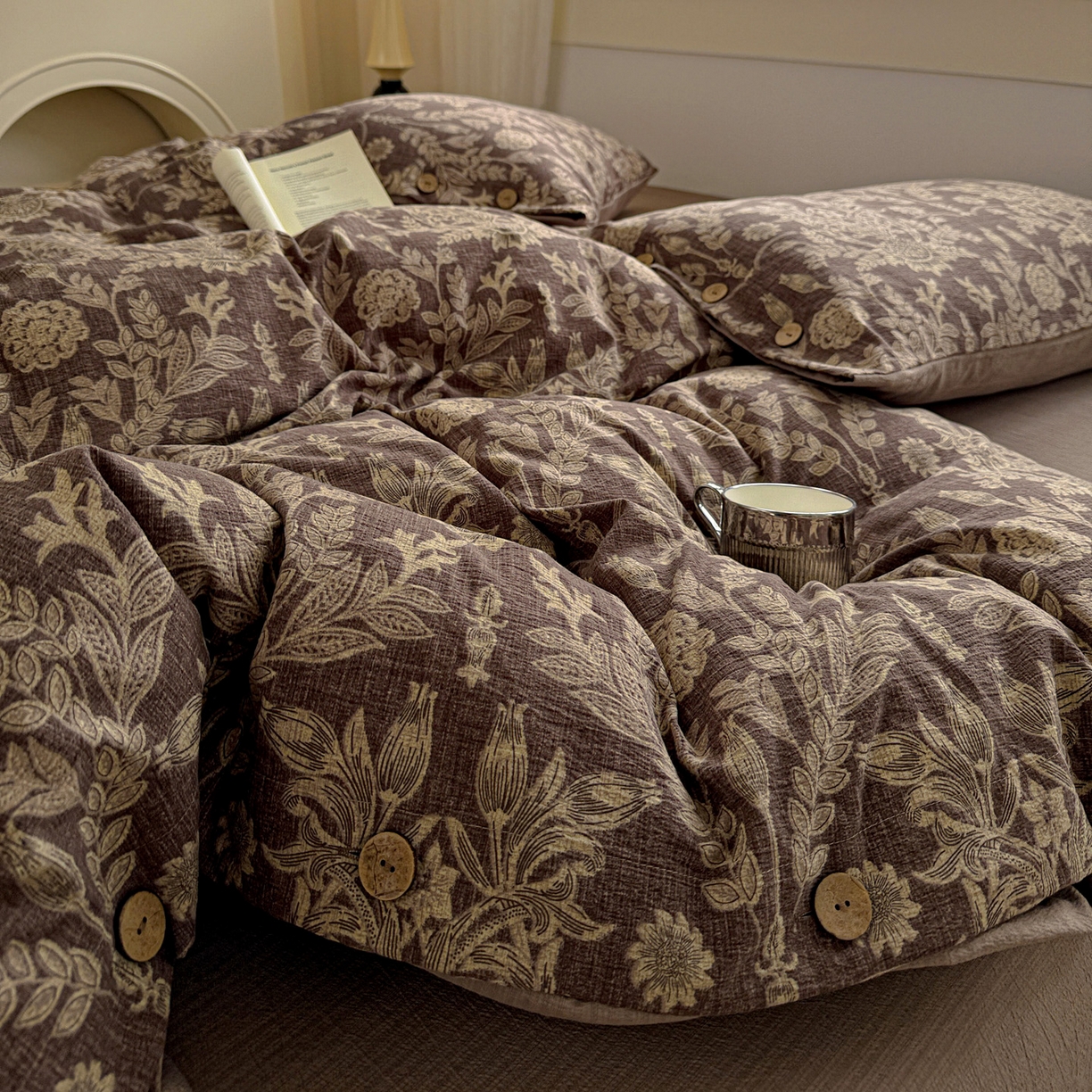 91家纺网 家纺一手货源 找家纺 水墨江南 2025新款原麻复古印花纽扣款四件套 锦簇-咖