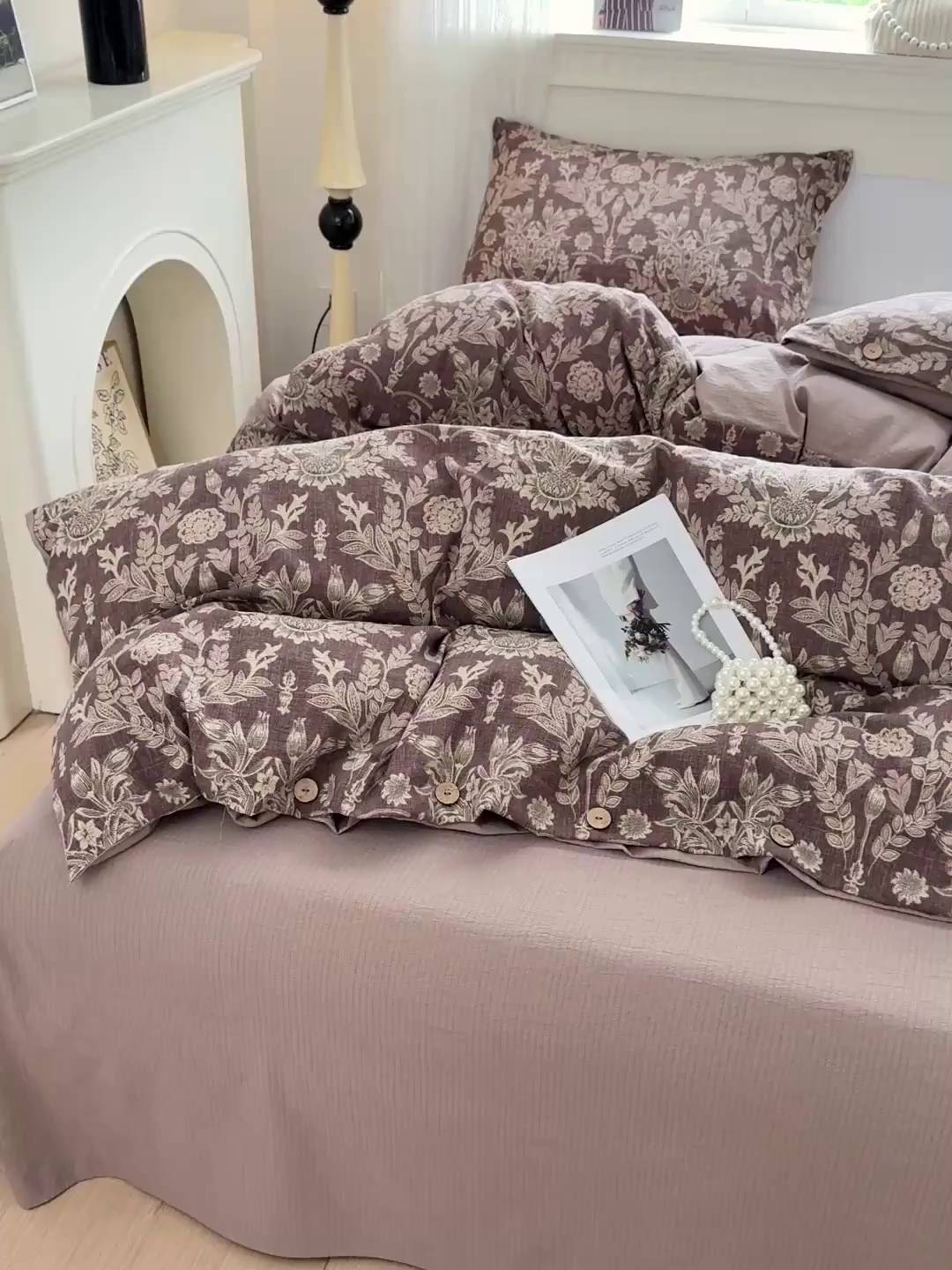 91家纺网 家纺一手货源 找家纺 水墨江南 2025新款原麻复古印花纽扣款四件套 锦簇-咖