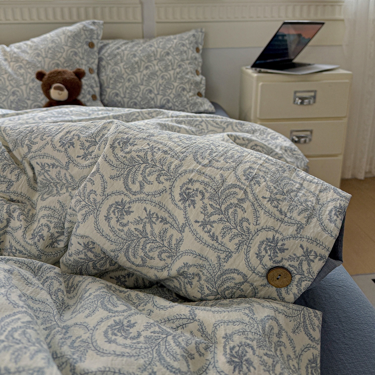 91家纺网 家纺一手货源 找家纺 水墨江南 2025新款原麻复古印花纽扣款四件套 青黛