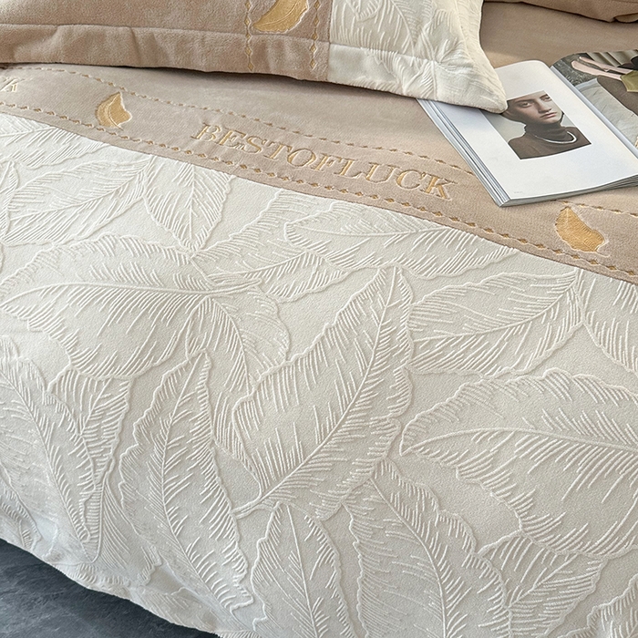 91家纺网 家纺一手货源 找家纺 （总）莱凯家纺 2025新款牛奶绒雕花刺绣四件套-叶屿