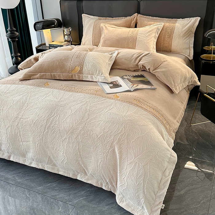 91家纺网 家纺一手货源 找家纺 （总）莱凯家纺 2025新款牛奶绒雕花刺绣四件套-叶屿