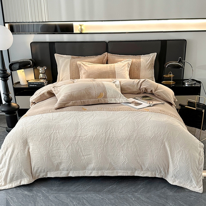 91家纺网 家纺一手货源 找家纺 （总）莱凯家纺 2025新款牛奶绒雕花刺绣四件套-叶屿