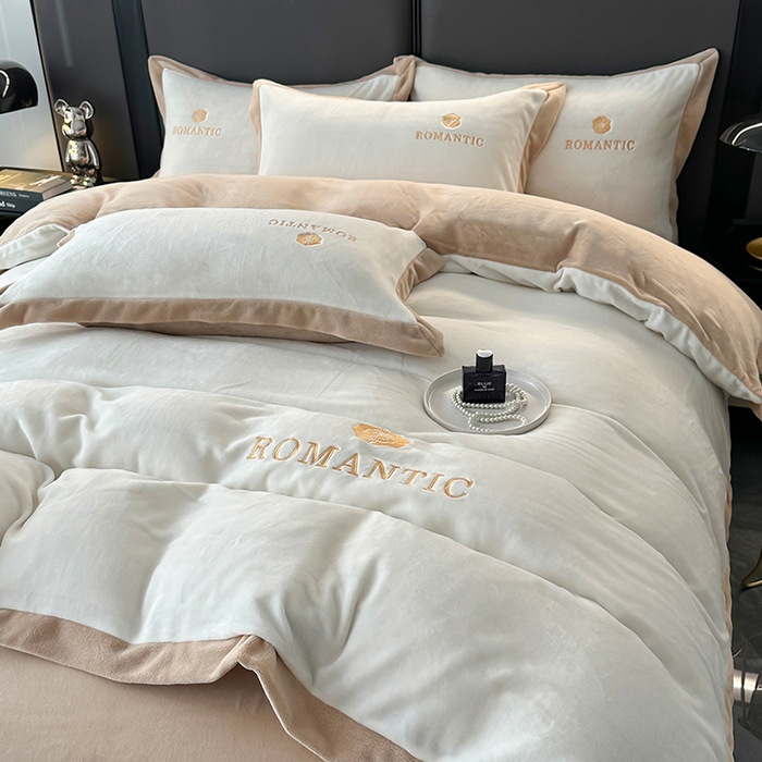 91家纺网 家纺一手货源 找家纺 （总）莱凯家纺 2025新款牛奶绒双拼绣花四件套-山茶