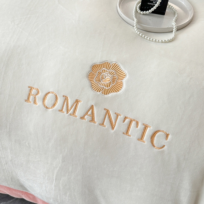 91家纺网 家纺一手货源 找家纺 莱凯家纺 2025新款牛奶绒双拼绣花四件套-山茶 山茶（白+粉）