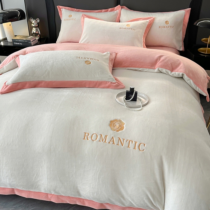 91家纺网 家纺一手货源 找家纺 莱凯家纺 2025新款牛奶绒双拼绣花四件套-山茶 山茶（白+粉）