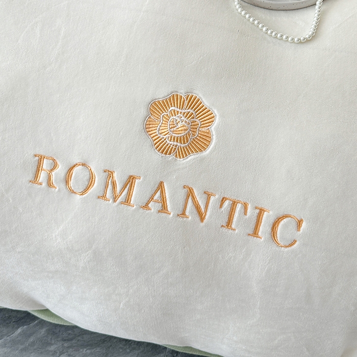 91家纺网 家纺一手货源 找家纺 莱凯家纺 2025新款牛奶绒双拼绣花四件套-山茶 山茶（白+绿）