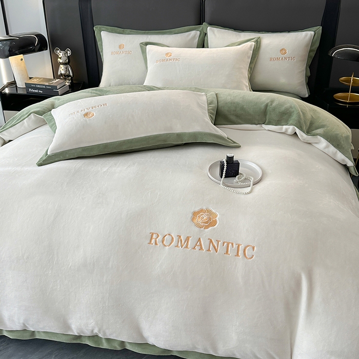 91家纺网 家纺一手货源 找家纺 莱凯家纺 2025新款牛奶绒双拼绣花四件套-山茶 山茶（白+绿）