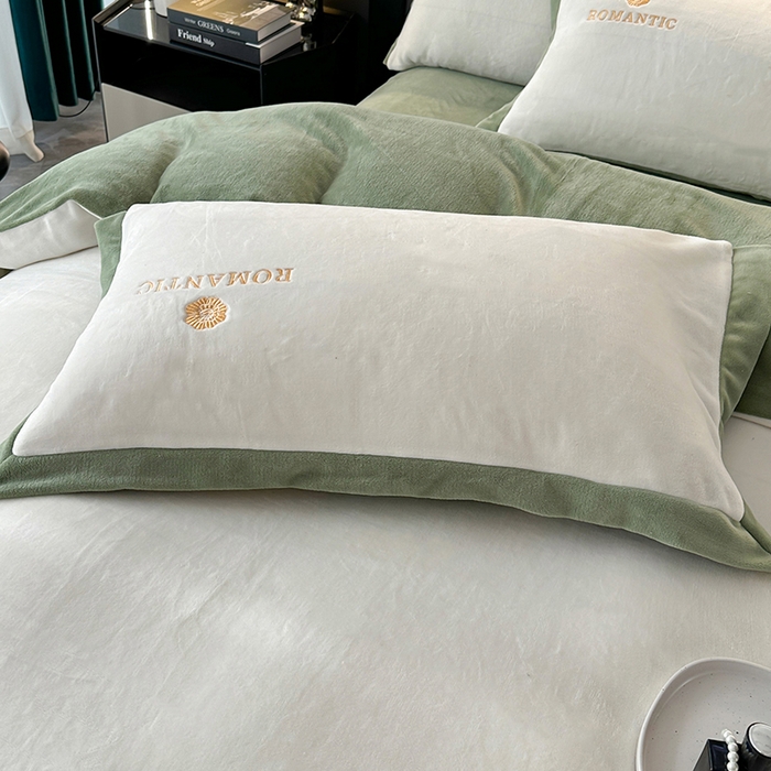 91家纺网 家纺一手货源 找家纺 莱凯家纺 2025新款牛奶绒双拼绣花四件套-山茶 山茶（白+绿）