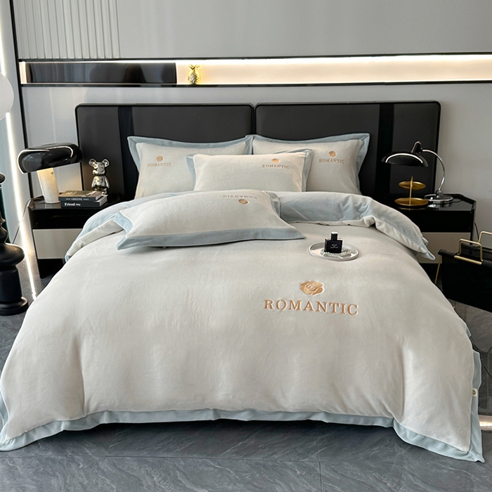 91家纺网 家纺一手货源 找家纺 莱凯家纺 2025新款牛奶绒双拼绣花四件套-山茶 山茶（白+浅蓝）