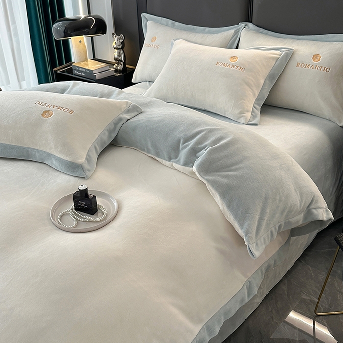 91家纺网 家纺一手货源 找家纺 莱凯家纺 2025新款牛奶绒双拼绣花四件套-山茶 山茶（白+浅蓝）