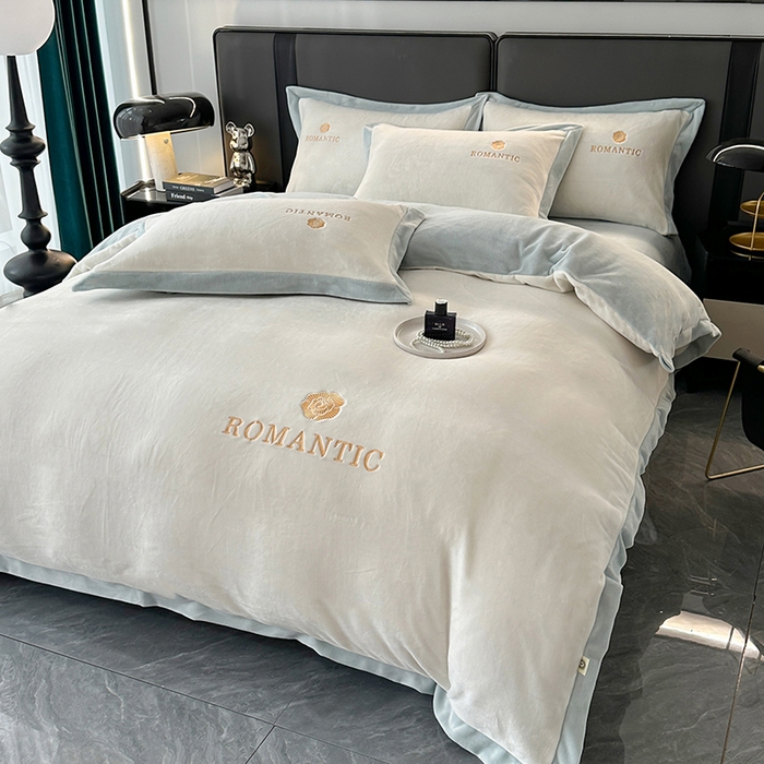 91家纺网 家纺一手货源 找家纺 莱凯家纺 2025新款牛奶绒双拼绣花四件套-山茶 山茶（白+浅蓝）