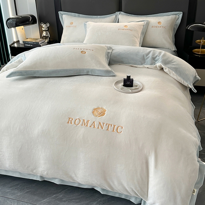 91家纺网 家纺一手货源 找家纺 莱凯家纺 2025新款牛奶绒双拼绣花四件套-山茶 山茶（白+浅蓝）