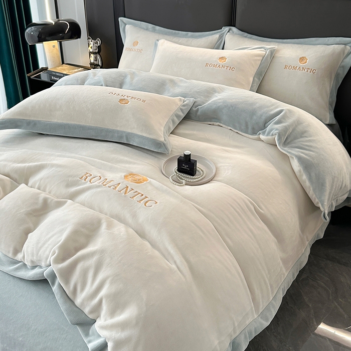 91家纺网 家纺一手货源 找家纺 莱凯家纺 2025新款牛奶绒双拼绣花四件套-山茶 山茶（白+浅蓝）