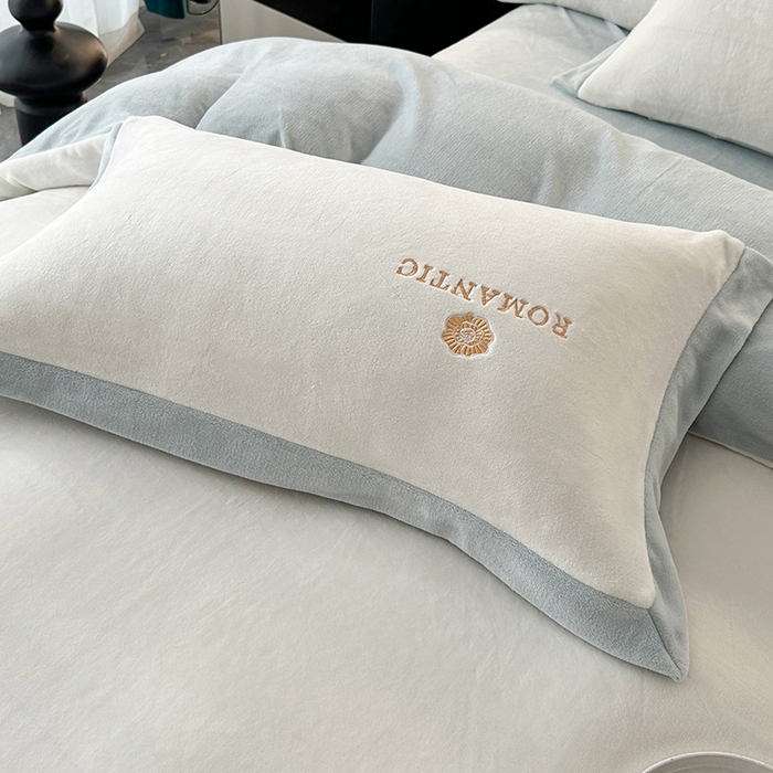 91家纺网 家纺一手货源 找家纺 莱凯家纺 2025新款牛奶绒双拼绣花四件套-山茶 山茶（白+浅蓝）