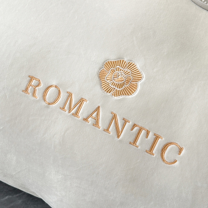 91家纺网 家纺一手货源 找家纺 莱凯家纺 2025新款牛奶绒双拼绣花四件套-山茶 山茶（白+浅蓝）