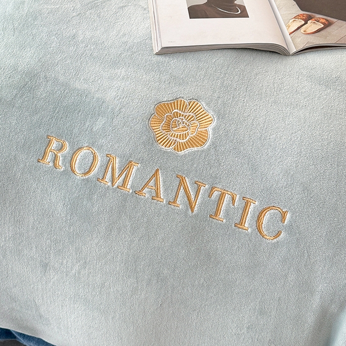 91家纺网 家纺一手货源 找家纺 莱凯家纺 2025新款牛奶绒双拼绣花四件套-山茶 山茶（浅蓝+宝蓝）