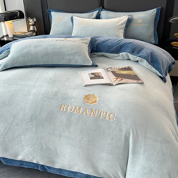 91家纺网 家纺一手货源 找家纺 莱凯家纺 2025新款牛奶绒双拼绣花四件套-山茶 山茶（浅蓝+宝蓝）