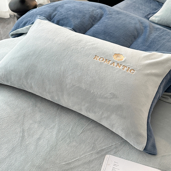 91家纺网 家纺一手货源 找家纺 莱凯家纺 2025新款牛奶绒双拼绣花四件套-山茶 山茶（浅蓝+宝蓝）