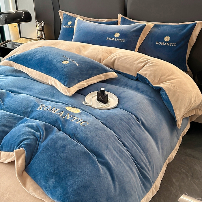 91家纺网 家纺一手货源 找家纺 莱凯家纺 2025新款牛奶绒双拼绣花四件套-山茶 山茶（宝蓝+咖）