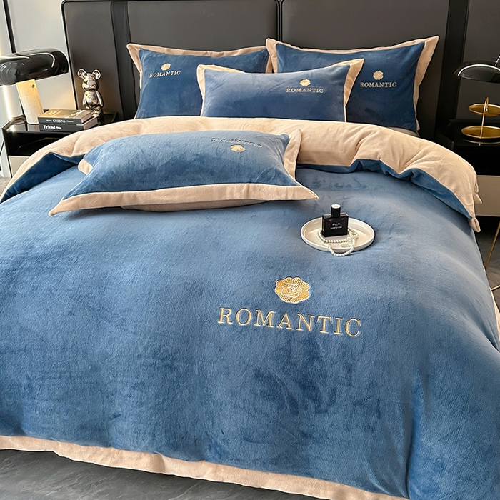 91家纺网 家纺一手货源 找家纺 莱凯家纺 2025新款牛奶绒双拼绣花四件套-山茶 山茶（宝蓝+咖）