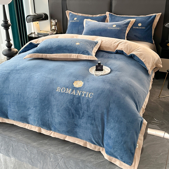 91家纺网 家纺一手货源 找家纺 莱凯家纺 2025新款牛奶绒双拼绣花四件套-山茶 山茶（宝蓝+咖）