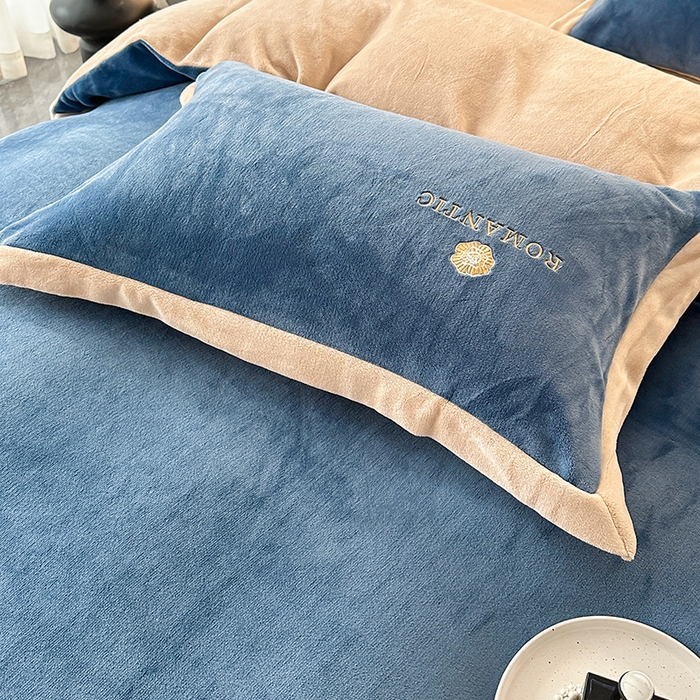 91家纺网 家纺一手货源 找家纺 莱凯家纺 2025新款牛奶绒双拼绣花四件套-山茶 山茶（宝蓝+咖）