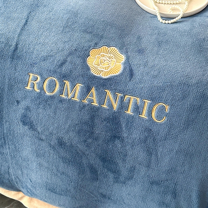 91家纺网 家纺一手货源 找家纺 莱凯家纺 2025新款牛奶绒双拼绣花四件套-山茶 山茶（宝蓝+咖）