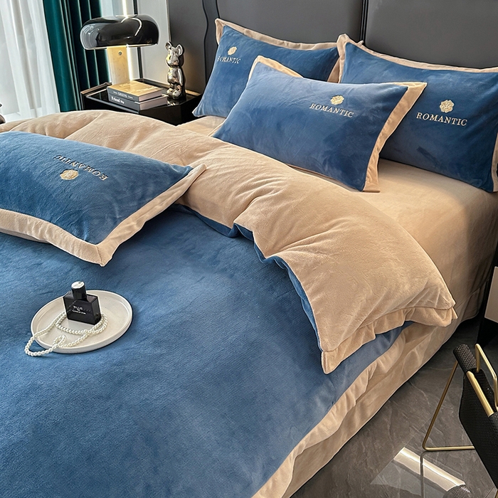 91家纺网 家纺一手货源 找家纺 莱凯家纺 2025新款牛奶绒双拼绣花四件套-山茶 山茶（宝蓝+咖）