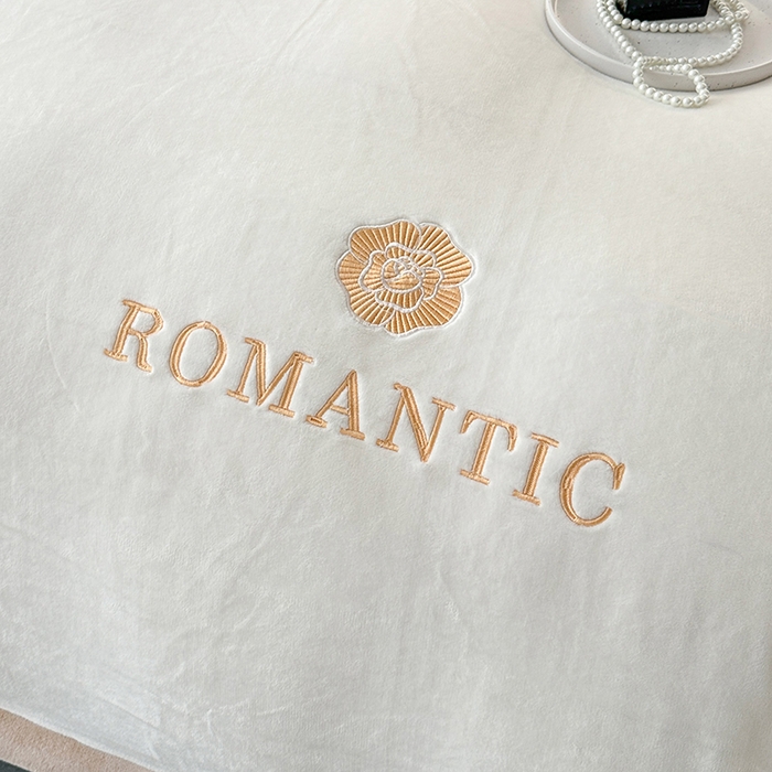 91家纺网 家纺一手货源 找家纺 莱凯家纺 2025新款牛奶绒双拼绣花四件套-山茶 山茶（白+咖）