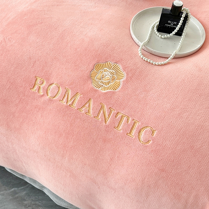 91家纺网 家纺一手货源 找家纺 莱凯家纺 2025新款牛奶绒双拼绣花四件套-山茶 山茶（粉+灰）