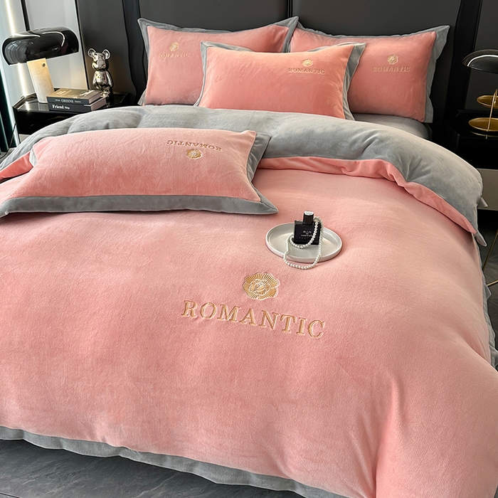 91家纺网 家纺一手货源 找家纺 莱凯家纺 2025新款牛奶绒双拼绣花四件套-山茶 山茶（粉+灰）