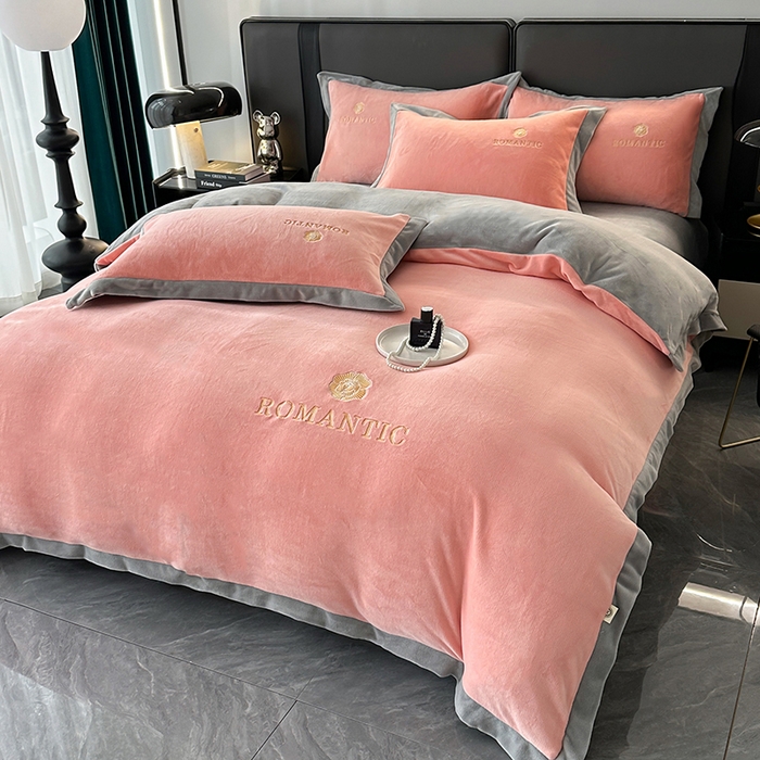 91家纺网 家纺一手货源 找家纺 莱凯家纺 2025新款牛奶绒双拼绣花四件套-山茶 山茶（粉+灰）