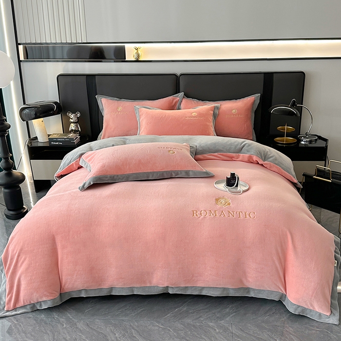 91家纺网 家纺一手货源 找家纺 莱凯家纺 2025新款牛奶绒双拼绣花四件套-山茶 山茶（粉+灰）