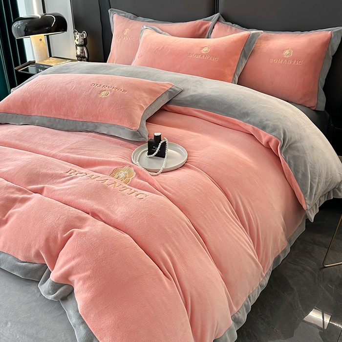 91家纺网 家纺一手货源 找家纺 莱凯家纺 2025新款牛奶绒双拼绣花四件套-山茶 山茶（粉+灰）