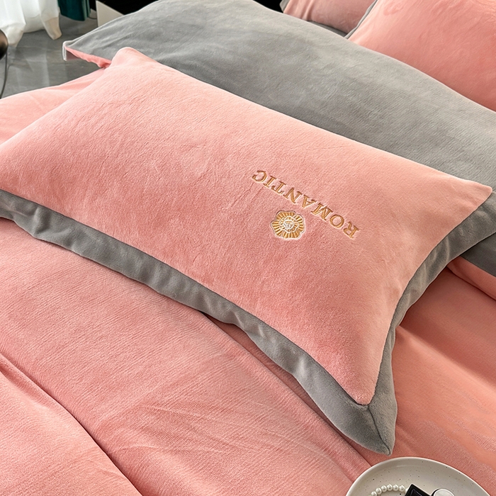 91家纺网 家纺一手货源 找家纺 莱凯家纺 2025新款牛奶绒双拼绣花四件套-山茶 山茶（粉+灰）