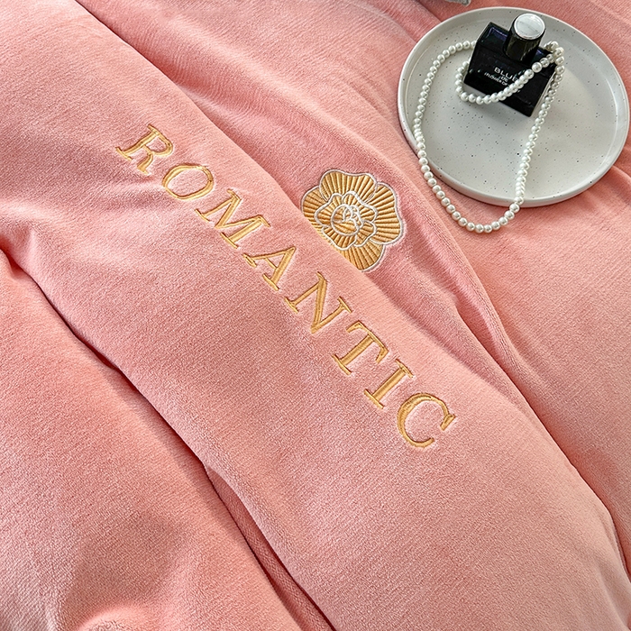 91家纺网 家纺一手货源 找家纺 莱凯家纺 2025新款牛奶绒双拼绣花四件套-山茶 山茶（粉+灰）