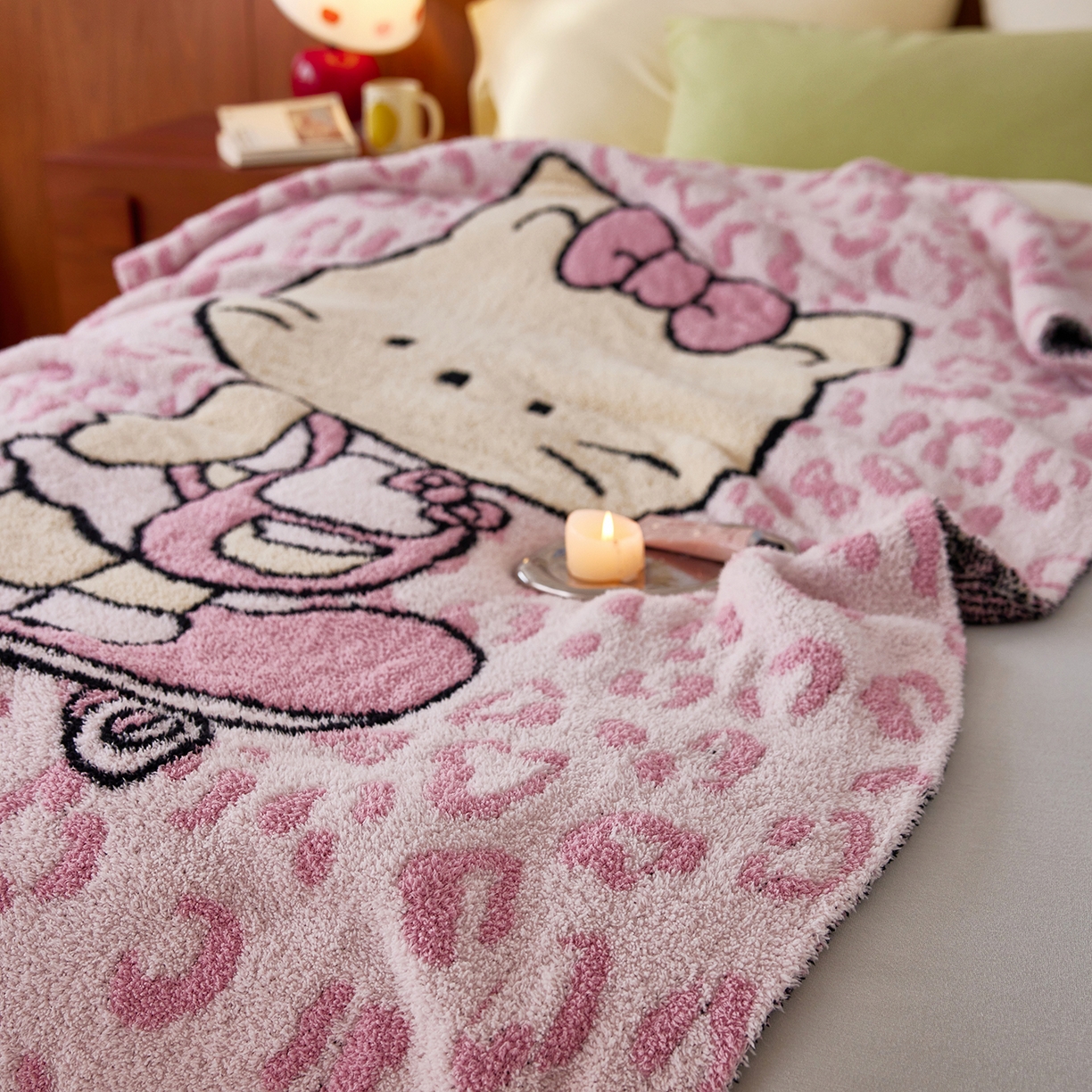 91家纺网 家纺一手货源 找家纺 安莱生活 2025新款设计师款半边绒多功能盖毯 滑板猫-粉