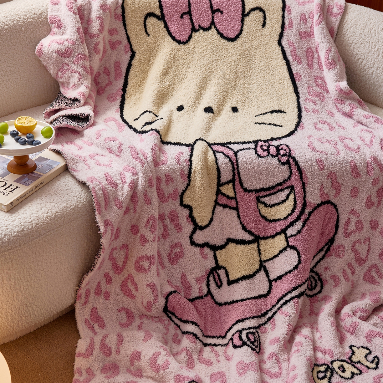 91家纺网 家纺一手货源 找家纺 安莱生活 2025新款设计师款半边绒多功能盖毯 滑板猫-粉