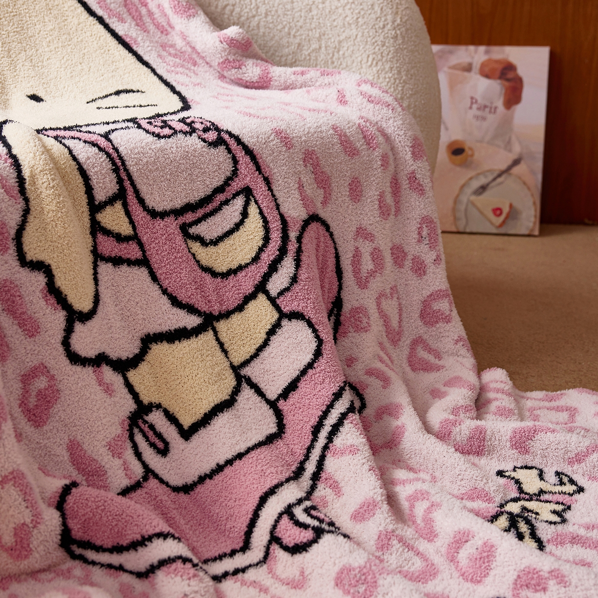 91家纺网 家纺一手货源 找家纺 安莱生活 2025新款设计师款半边绒多功能盖毯 滑板猫-粉