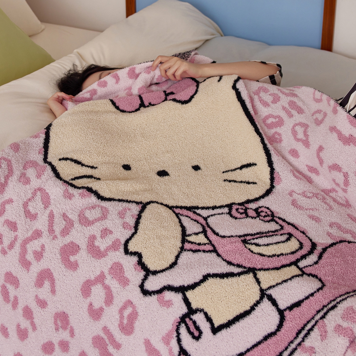 91家纺网 家纺一手货源 找家纺 安莱生活 2025新款设计师款半边绒多功能盖毯 滑板猫-粉